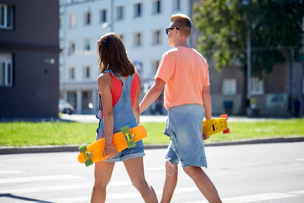 Tiener koppel met skateboards op stad zebrapad — Stockfoto