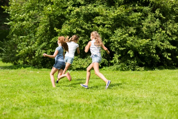 Grupa szczęśliwe dzieci lub znajomych, grając na zewnątrz — Zdjęcie stockowe