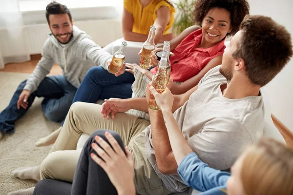 Happy friends drinking beer at home party — Stock Photo, Image