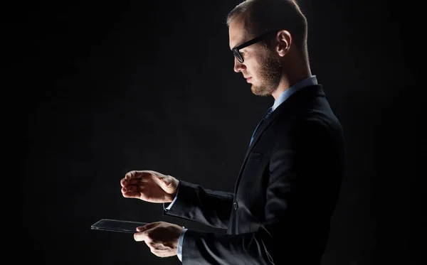 Primer plano de hombre de negocios con la tableta transparente PC —  Fotos de Stock