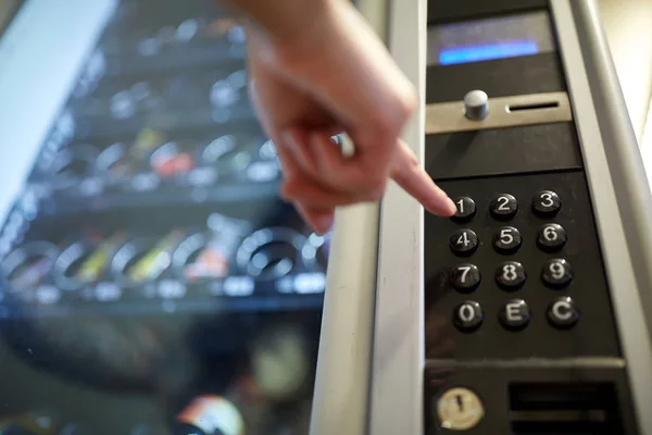 Рука натискає кнопку на клавіатурі торгового автомата — стокове фото