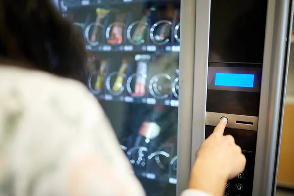 Vrouw drukknop op automaat — Stockfoto