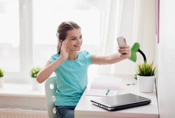 Ευτυχισμένη κοπέλα με smartphone λήψη selfie στο σπίτι — Φωτογραφία Αρχείου