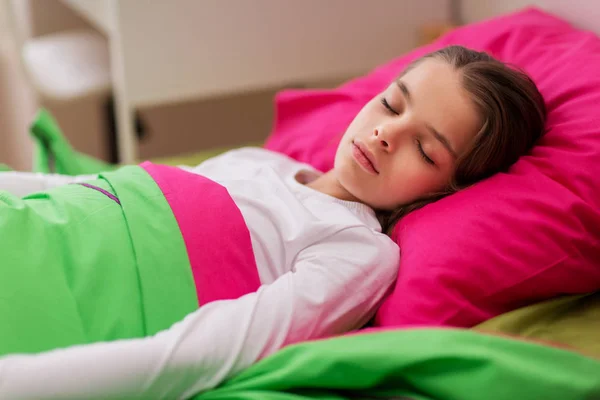 Chica durmiendo en su cama en casa —  Fotos de Stock
