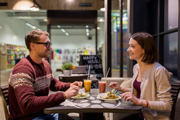 Happy couple eating dinner at vegan restaurant — Stock Photo, Image