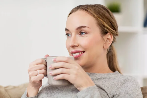 Donna felice con tazza o tazza bere a casa — Foto Stock