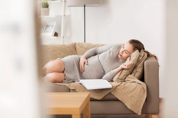 Gelukkig zwangere vrouw slapen op de Bank thuis — Stockfoto