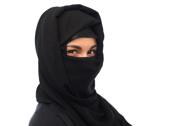 Muslimsk kvinna i hijab över vit bakgrund — Stockfoto