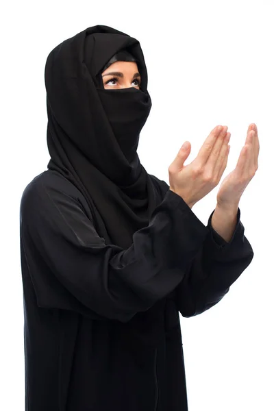 Praying muslim woman in hijab over white — Stock Photo, Image