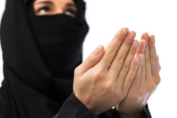 Tett inntil bedende muslimsk kvinne i hijab – stockfoto