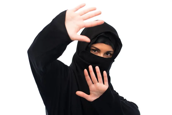 Moslimvrouw in tonen stopteken hijaab — Stockfoto