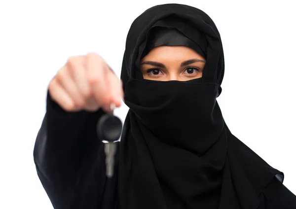 Femme musulmane en hijab avec clé de voiture sur blanc — Photo