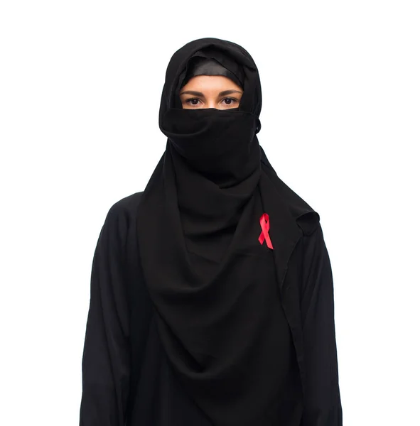 Μουσουλμάνα στο χιτζάμπ με κορδέλα κόκκινη ευαισθητοποίησης — Φωτογραφία Αρχείου