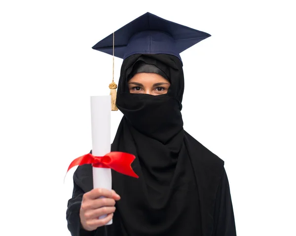 Muslimsk kvinna i hijab och mortarboard med diplom — Stockfoto