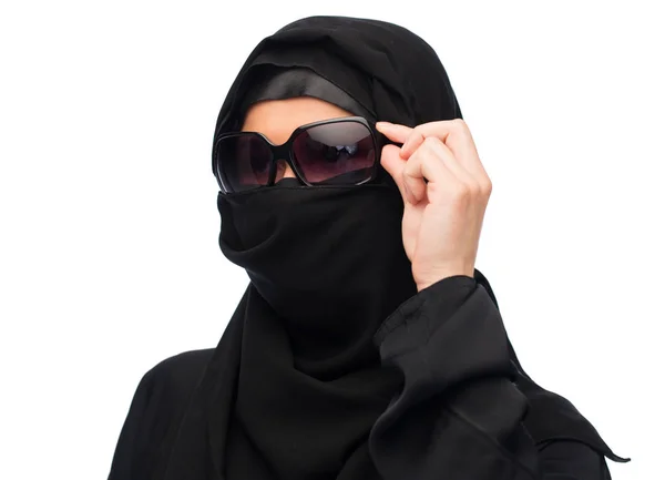 Μουσουλμανική γυναίκα με μαντίλα και γυαλιά ηλίου πάνω από λευκό — Φωτογραφία Αρχείου