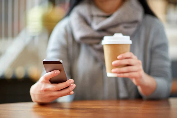 Close up of woman with smartphone and coffee — Stock Photo, Image