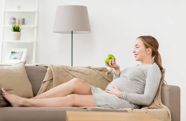 Szczęśliwa kobieta w ciąży z zielonym jabłkiem Zdjęcia Stockowe bez tantiem