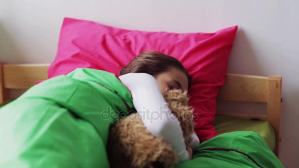 Niña con osito de peluche durmiendo en casa — Vídeos de Stock