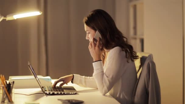 Mulher com laptop chamando no smartphone no escritório — Vídeo de Stock