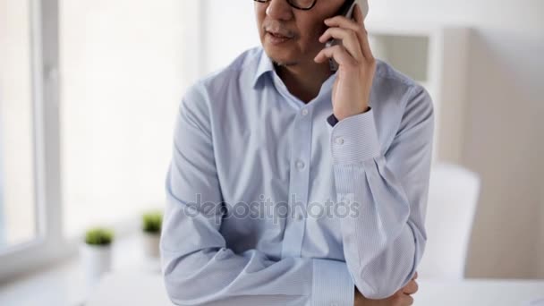 Hombre de negocios llamando en teléfono inteligente en la oficina — Vídeos de Stock