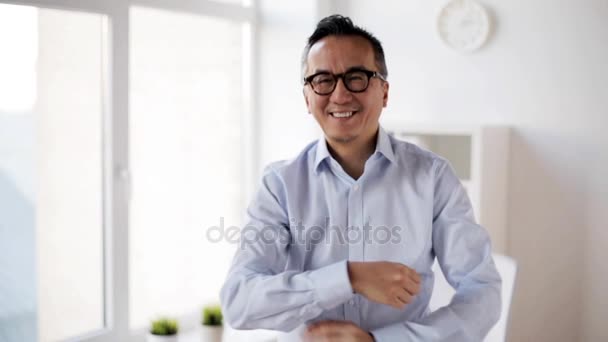 Homem de negócios feliz mostrando polegares no escritório — Vídeo de Stock