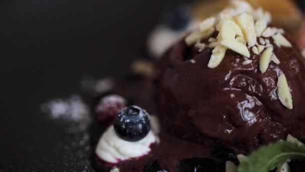 Шоколадный десерт на тарелке — стоковое видео