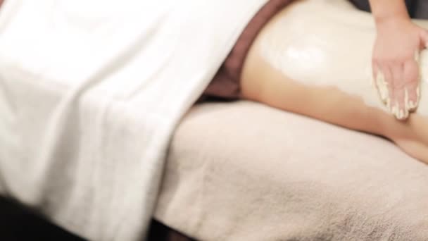 Kobieta leżąca i mająca masaż pleców w spa — Wideo stockowe
