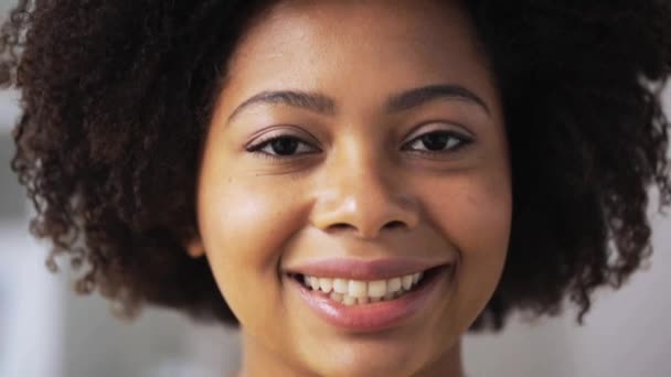 Feliz afro-americana jovem rosto — Vídeo de Stock