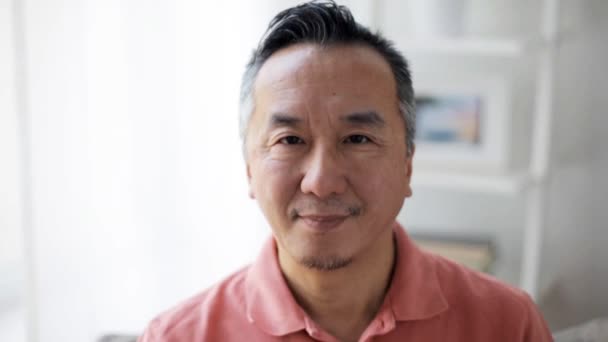 Mutlu gülümseyen Asyalı adamın evde yüzünü — Stok video