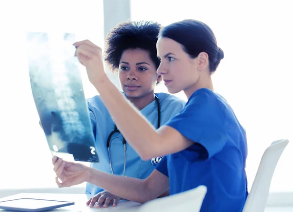 Lékaři s obrazem rentgen páteře v nemocnici — Stock fotografie
