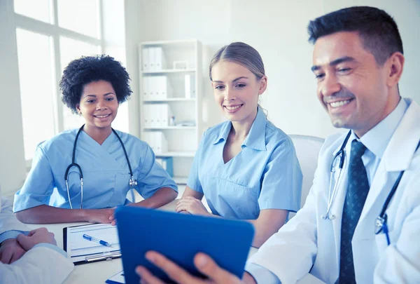 Happy lékaři s tablet pc setkání v nemocnici — Stock fotografie