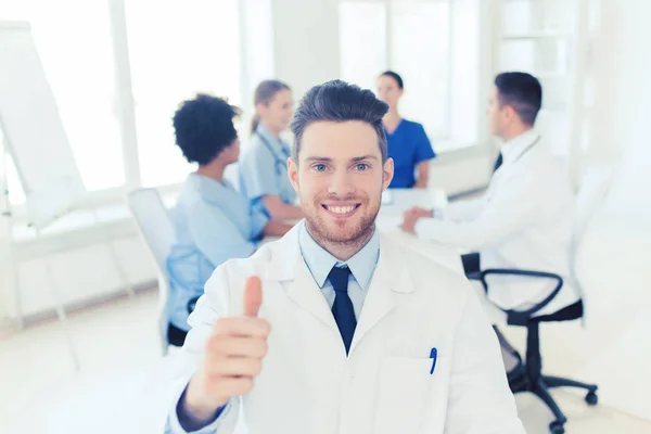 Médico feliz sobre grupo de médicos no hospital — Fotografia de Stock