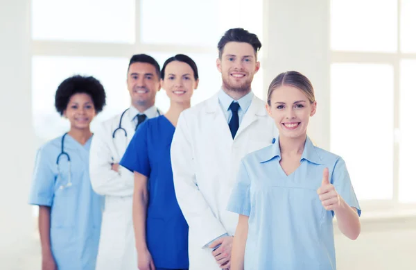 Skupina lékařů a sester v nemocnici — Stock fotografie