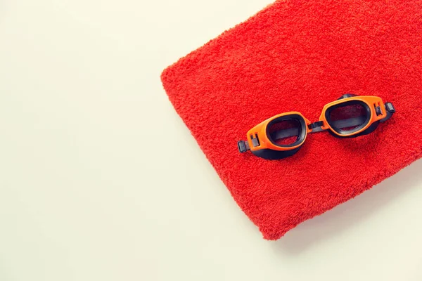 Close up de óculos de natação e toalha — Fotografia de Stock