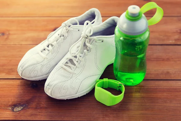Primo piano di scarpe da ginnastica, bracciale e borraccia — Foto Stock
