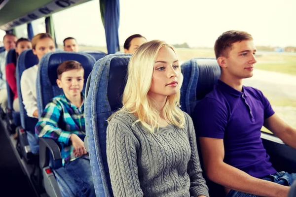 Счастливая пара или пассажиры в автобусе — стоковое фото