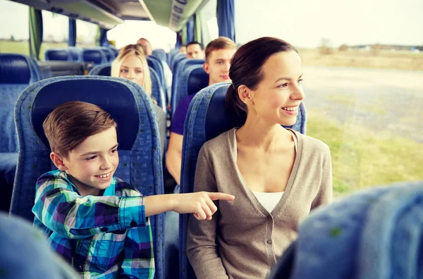 Familia feliz montar en autobús de viaje — Foto de Stock