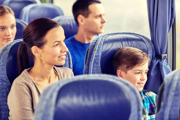 Familia feliz montar en autobús de viaje — Foto de Stock