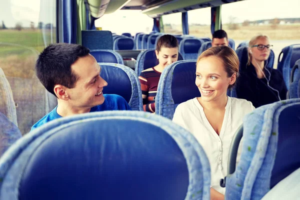 Gruppe glücklicher Passagiere im Reisebus — Stockfoto