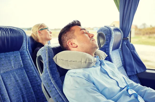 Uomo che dorme in autobus da viaggio con cuscino cervicale — Foto Stock