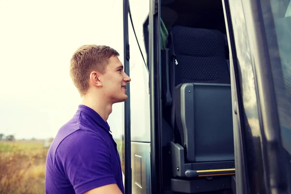 Groep gelukkige mannelijke passagiers aan boord van de bus reizen — Stockfoto