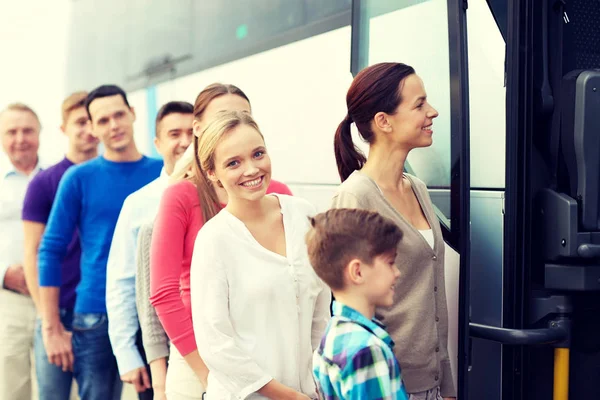 Grupo de passageiros felizes embarque ônibus de viagem — Fotografia de Stock