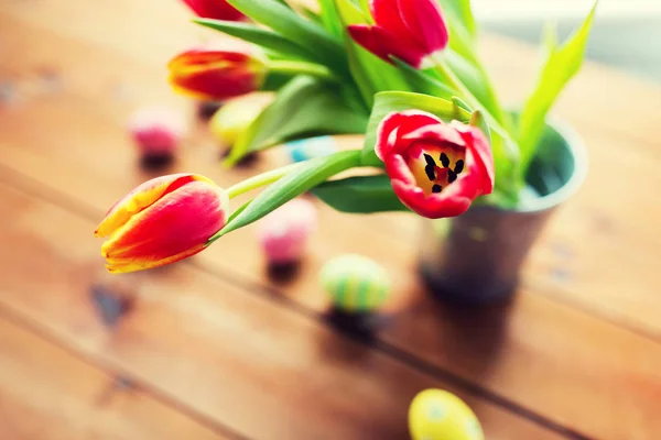 Primer plano de huevos de Pascua y flores en cubo — Foto de Stock