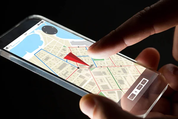 Primer plano de la mano con mapa gps en el teléfono inteligente — Foto de Stock