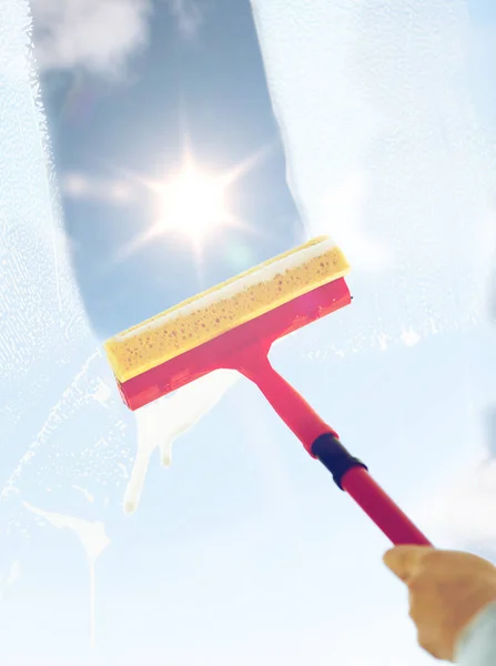 Fechar a janela de limpeza das mãos com esponja — Fotografia de Stock
