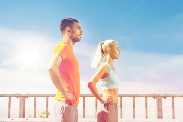 Pareja deportiva al aire libre — Foto de Stock