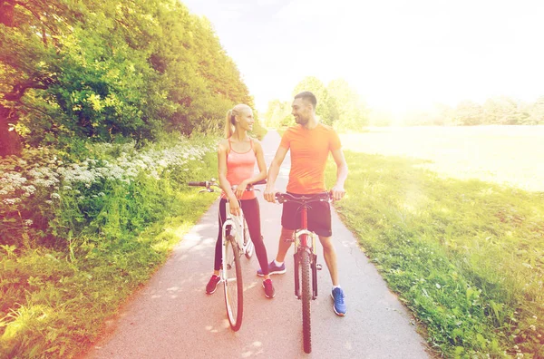 Щаслива пара катається на велосипеді на відкритому повітрі — стокове фото