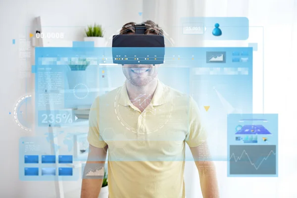 Mladý muž ve virtuální realitě headset nebo 3d brýle — Stock fotografie