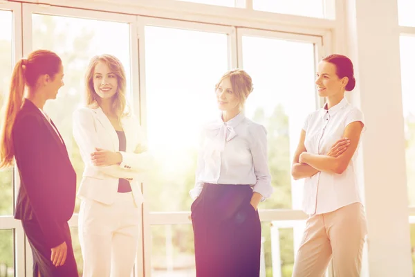 Podnikání žen setkání v kanceláři a povídání — Stock fotografie