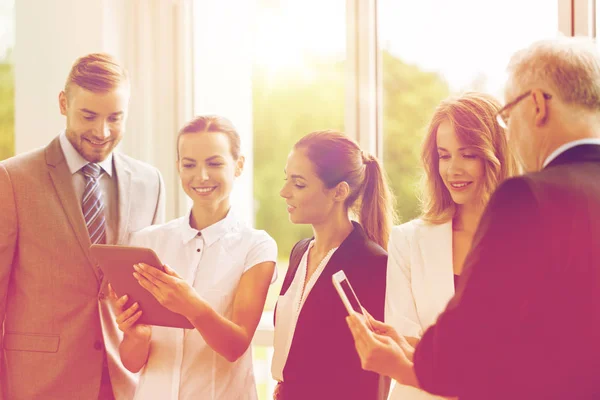 Geschäftsleute mit Tablet-Computern im Büro — Stockfoto